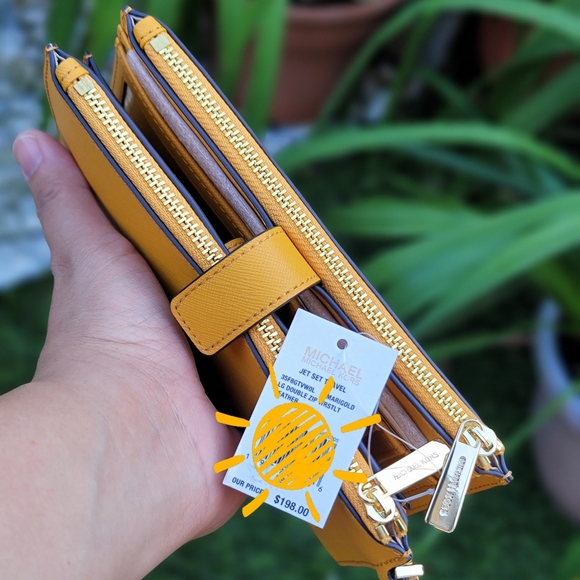 Michael Kors Marigold JetSet Wallet - Picture 4 of 4